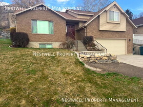 Building Photo - 1715 E Cherokee Dr