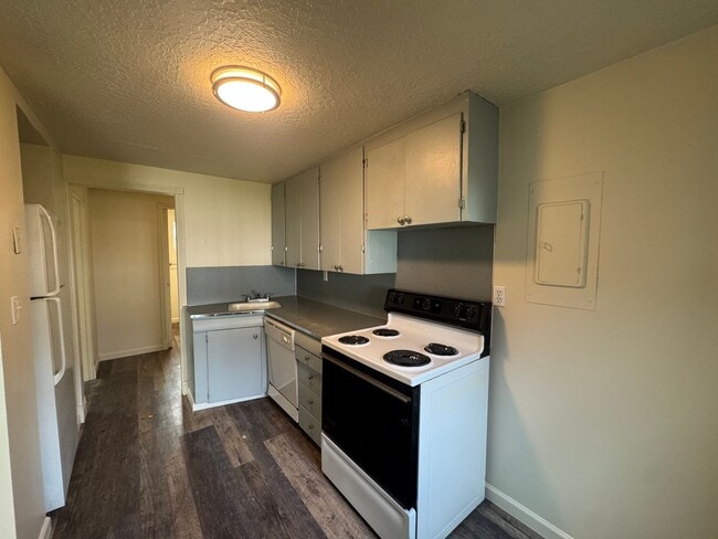 Building Photo - Luradel Duplex