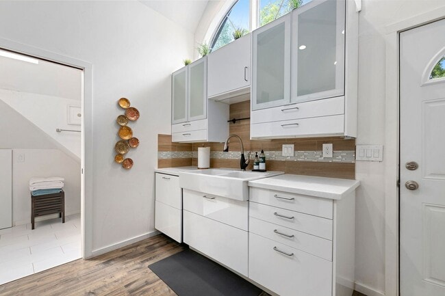 Building Photo - Stunning Furnished Loft Apartment in Old Town - Utilities Included