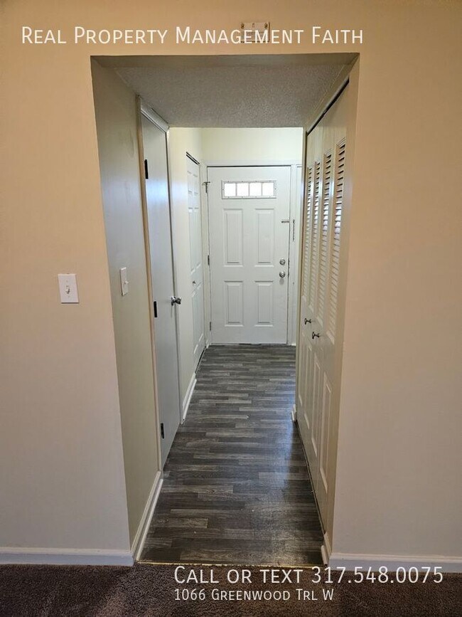 Foto del edificio - 1066 Greenwood Trail W Dr