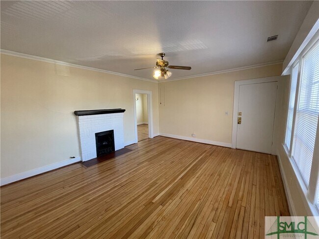 Building Photo - 403 E 49th St