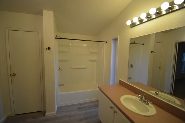 Building Photo - Immaculate 3 Bedroom Home