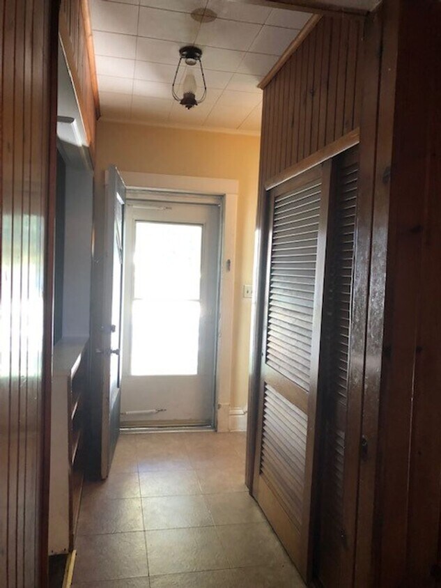 Foto principal - 3 bedroom/2 bath home w/partially fenced y...