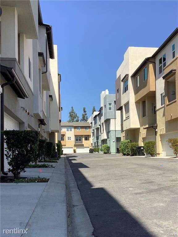 Building Photo - 3 br, 4 bath Townhome - 420 Broadway Dr
