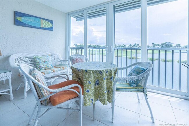 Foto del edificio - 5596 NE Gulfstream Way