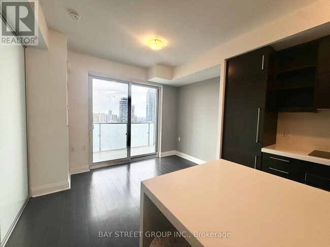 Photo du bâtiment - 1080 Bay St.