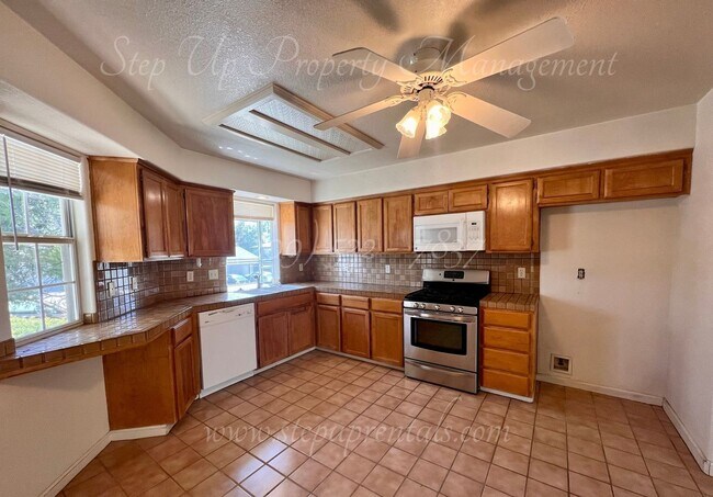 Foto del edificio - 3 Bedroom 1.5 Bath Townhome near Racetrack Neighborhood!