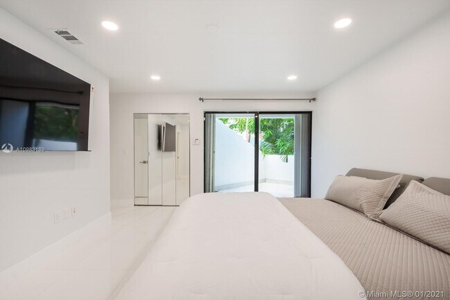 Building Photo - 2575 Tigertail Ave