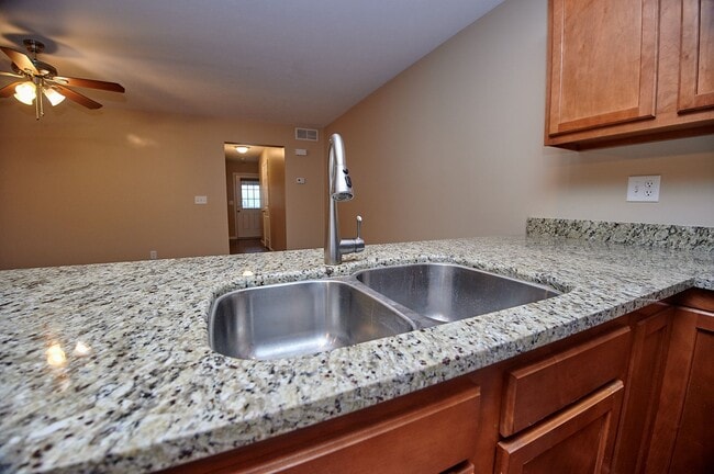 Building Photo - Graycliff Townhomes