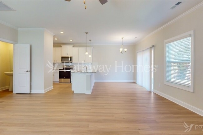 Building Photo - 121 S Sina St