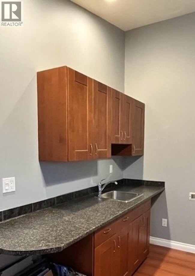 Building Photo - 737 Robinson St