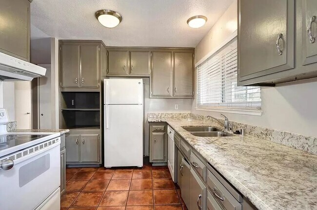 Foto del edificio - 3022 Crystal Creek Dr