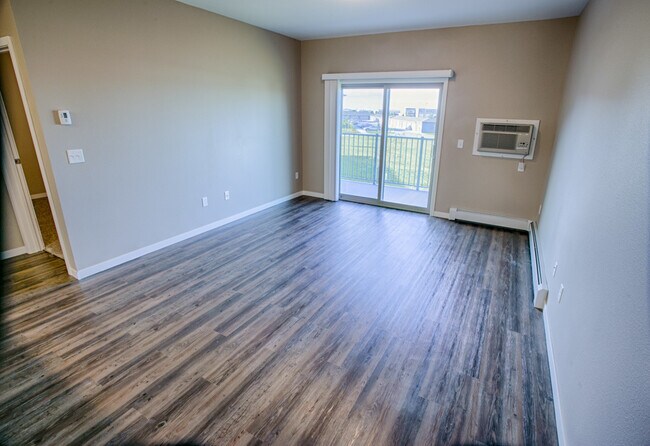 Building Photo - Northtown Crossing - Pet Friendly, Student...