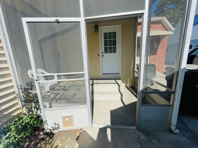 Building Photo - 2/1 rear unit in Land Park