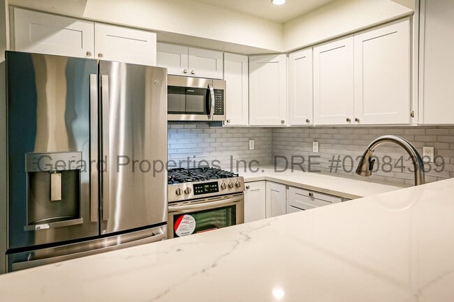 3 bedroom Townhome with downstairs primary... - 3 bedroom Townhome with downstairs primary...
