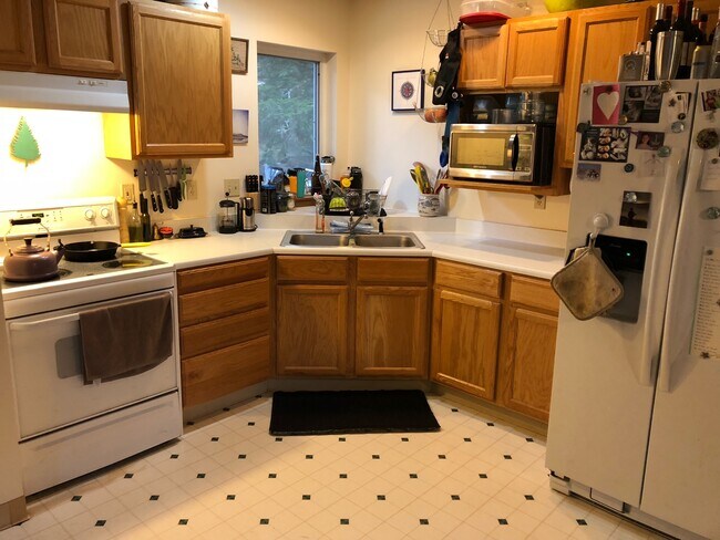 Kitchen - 1323 Mendenhall Peninsula Rd
