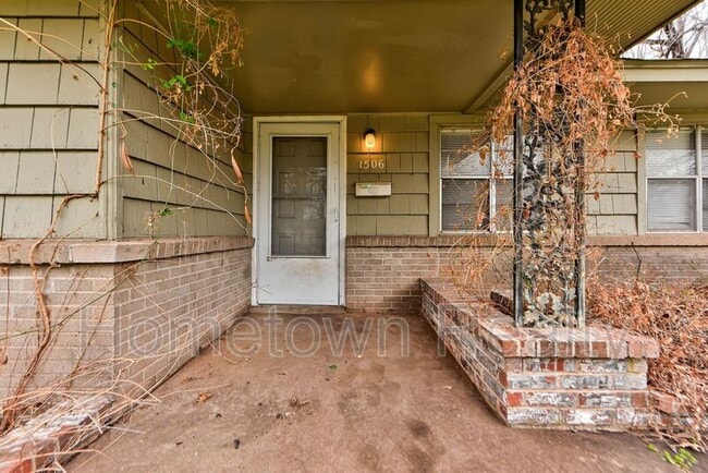 Building Photo - 1506 NE 43rd St