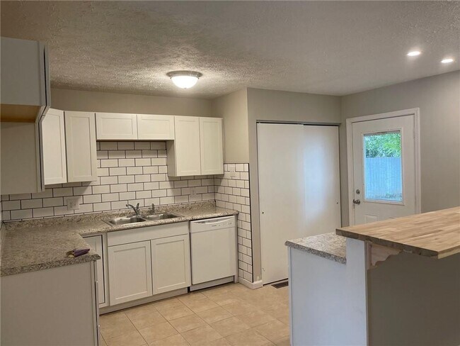 Building Photo - 6050 Allendale Dr