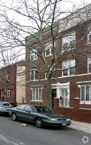 Foto principal - 2095 E 7th St