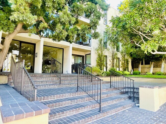 Hermoso edificio en Montana Ave. - 11789 Montana Ave