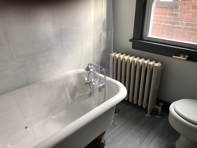 3d floor bathroom clawfoot tub - 5554 Bartlett St