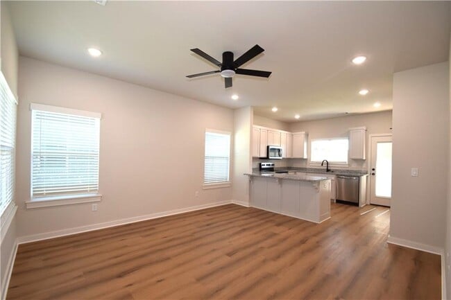 Foto del edificio - 540 Cosmos St