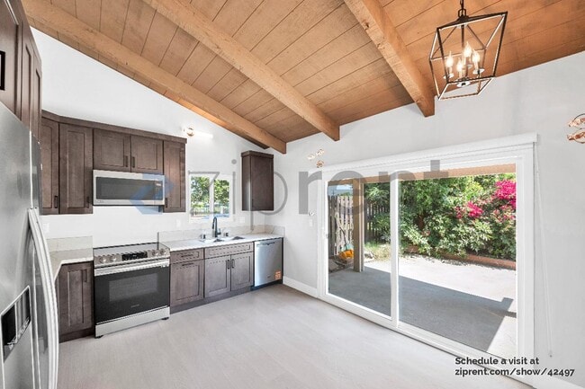 Building Photo - 10950 Saticoy St