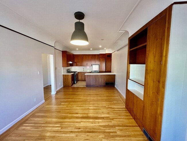 Building Photo - PM0432