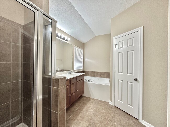 Foto del edificio - 6303 Tolstin Lakes Ln
