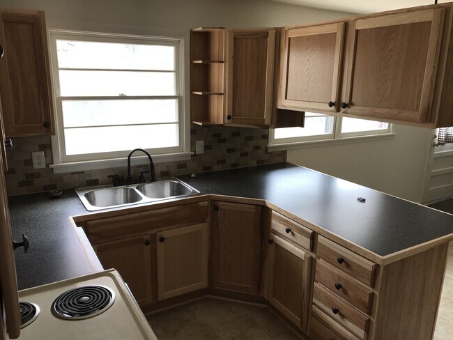 Building Photo - Huge Backyard + Off-Street Parking + Washe...