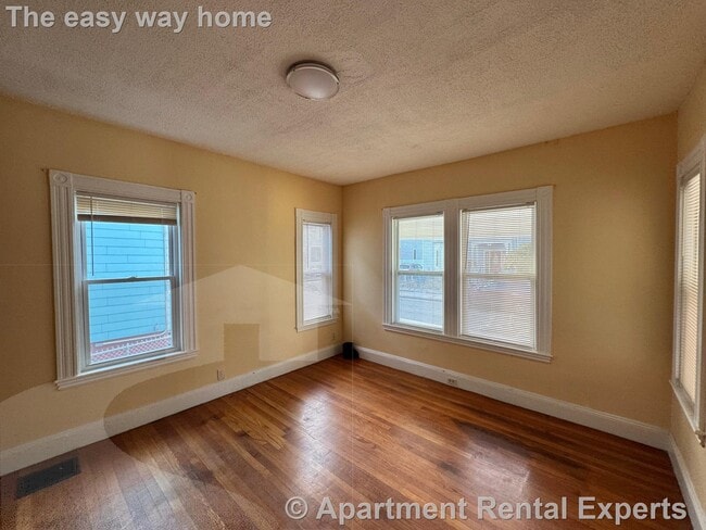 Building Photo - 32 Claremon St