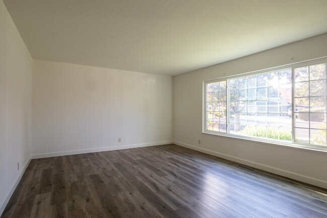 Bright living room - 138 Piedmont Ct