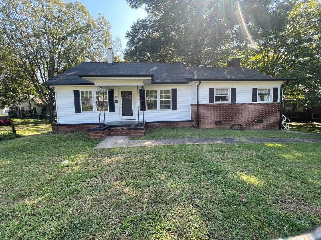 Primary Photo - Large 3 bedroom 2 bathroom house with offi...