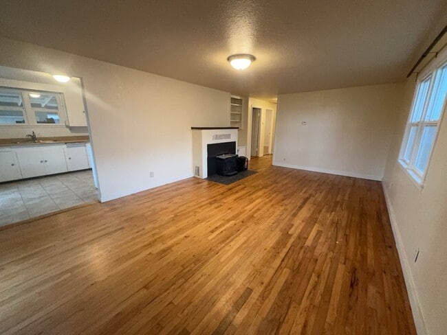 Building Photo - Pet-friendly 3 Bedroom 1 Bath Home close t...