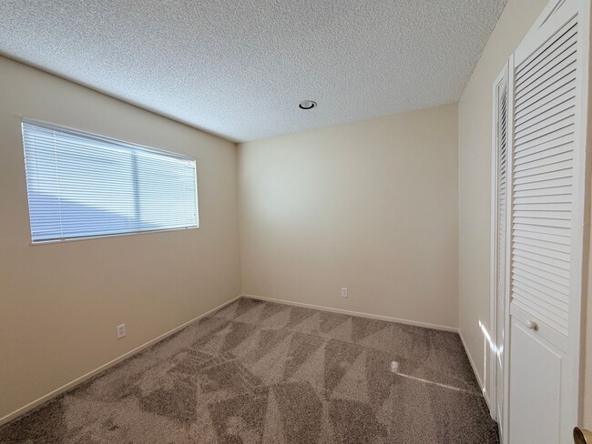 Foto del edificio - Charming Petaluma Home with Expansive Backyard