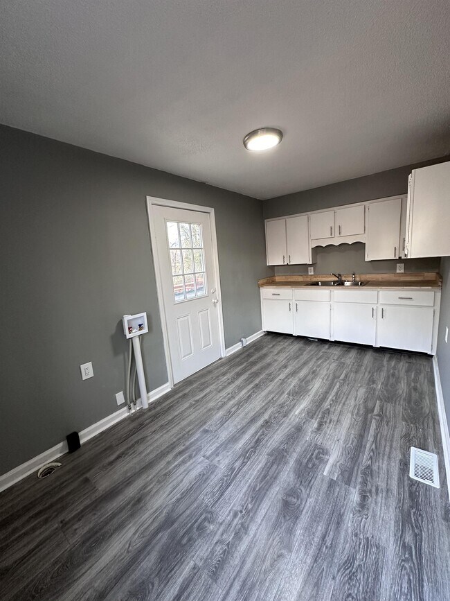 Foto del edificio - 4008 Lightfoot Mill Rd