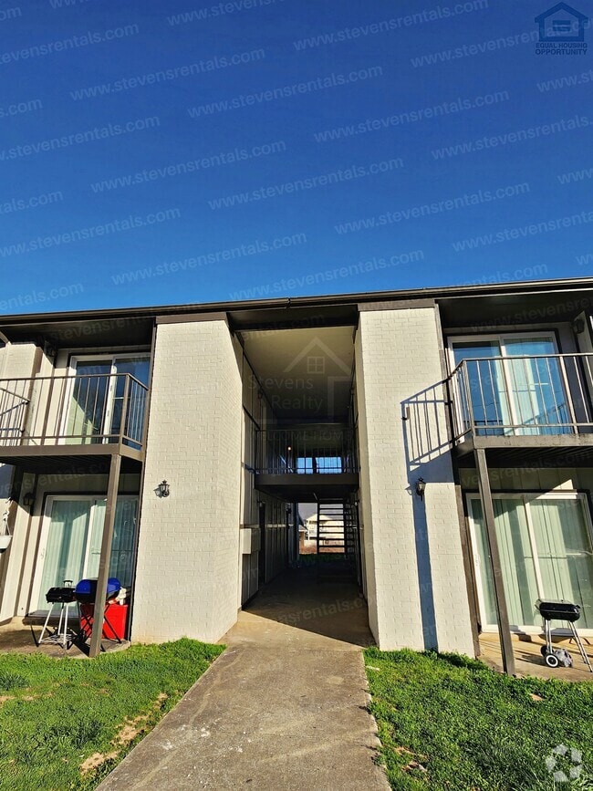 Building Photo - 235 Vinewood Rd
