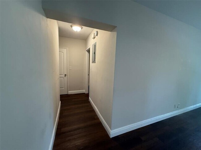 Building Photo - 2255 NE 51st St