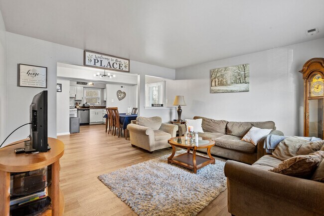 Foto del edificio - 36 Maynard Dr