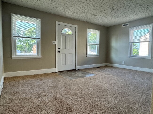 Building Photo - Recently updated spacious 2 bedroom with flex space and fenced backyard