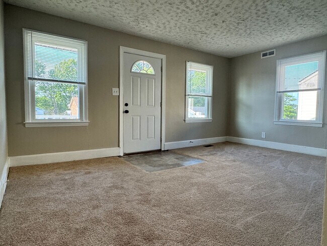 Foto del edificio - Recently updated spacious 2 bedroom with flex space and fenced backyard