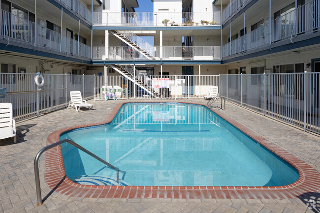 Pool - Torrance Palms