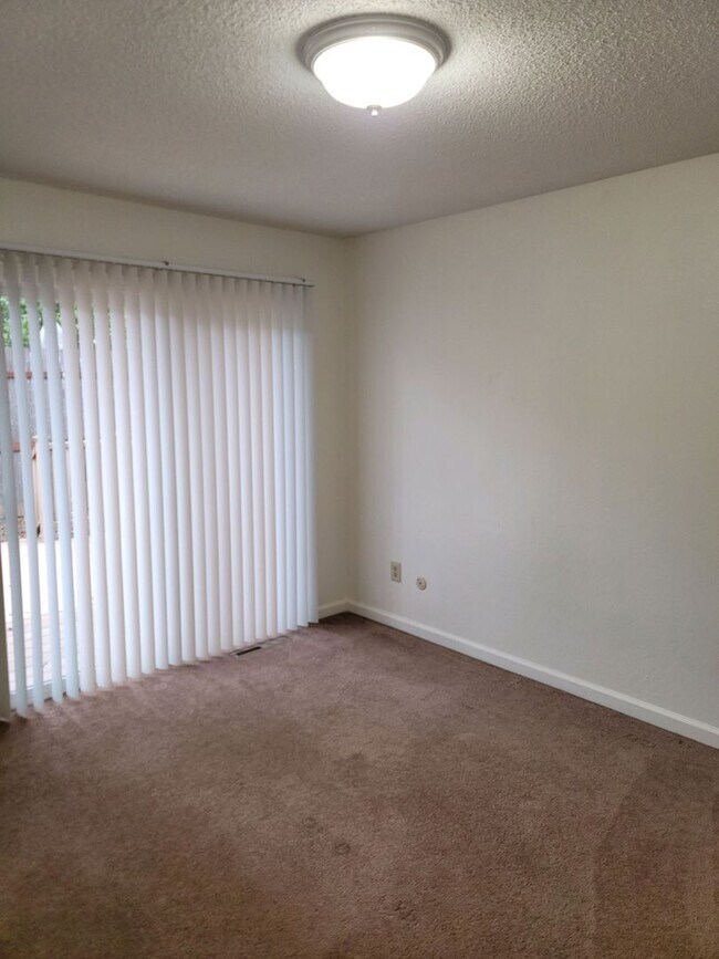 Foto del edificio - Duplex available in downtown Santa Rosa wi...