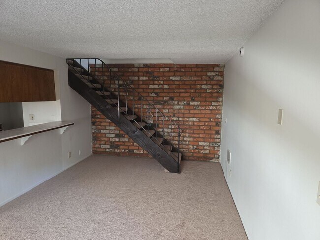 Foto del edificio - Popular two story condo with garage