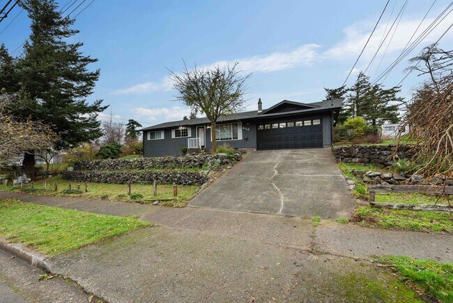 Foto del edificio - GORGEOUS 3 Bedroom (+BONUS ROOM!) 2 Bath Home with RV/Boat storage near beaches and shopping!