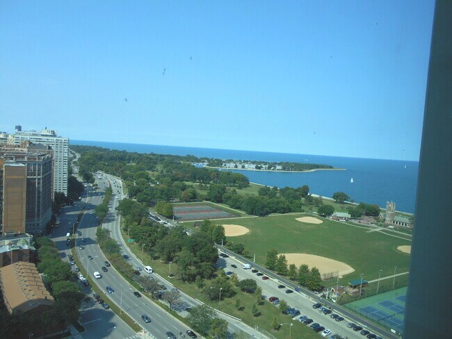 Foto del edificio - 3600 N Lake Shore Dr