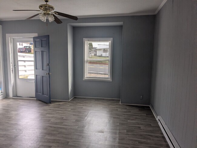 Foto del edificio - 718 W Main St