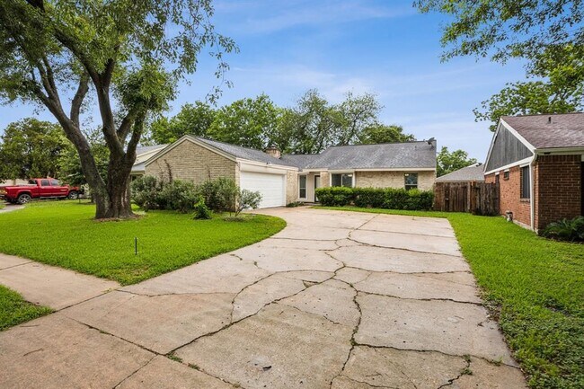 Building Photo - 515 Lynnwood Dr