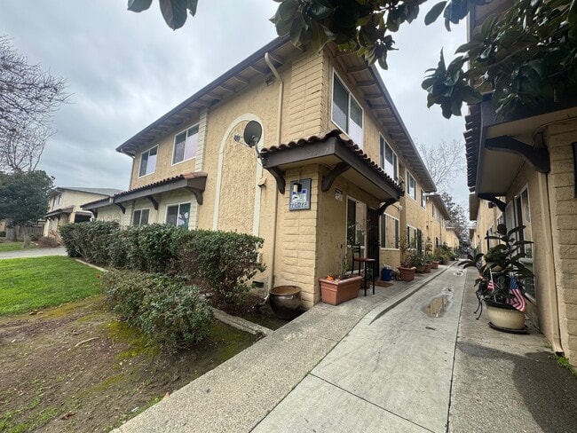Building Photo - 721-721 Menker Ave
