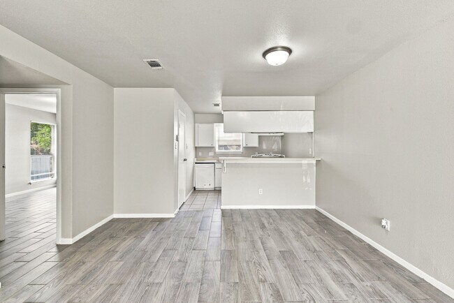 Building Photo - 4023 Briarglen Dr